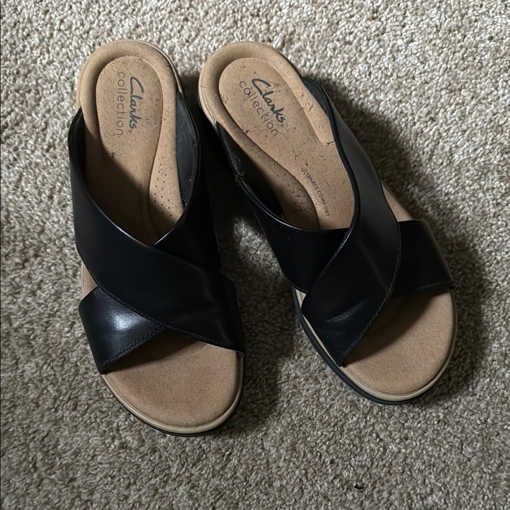 Clarks Black and Tan Slide Sandals womens sz 7.5W